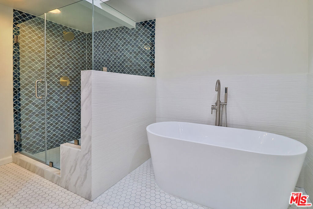 18100 Burbank Boulevard - Photo 14