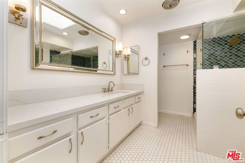 18100 Burbank Boulevard - Photo 13