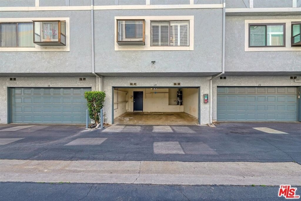 18100 Burbank Boulevard - Photo 19