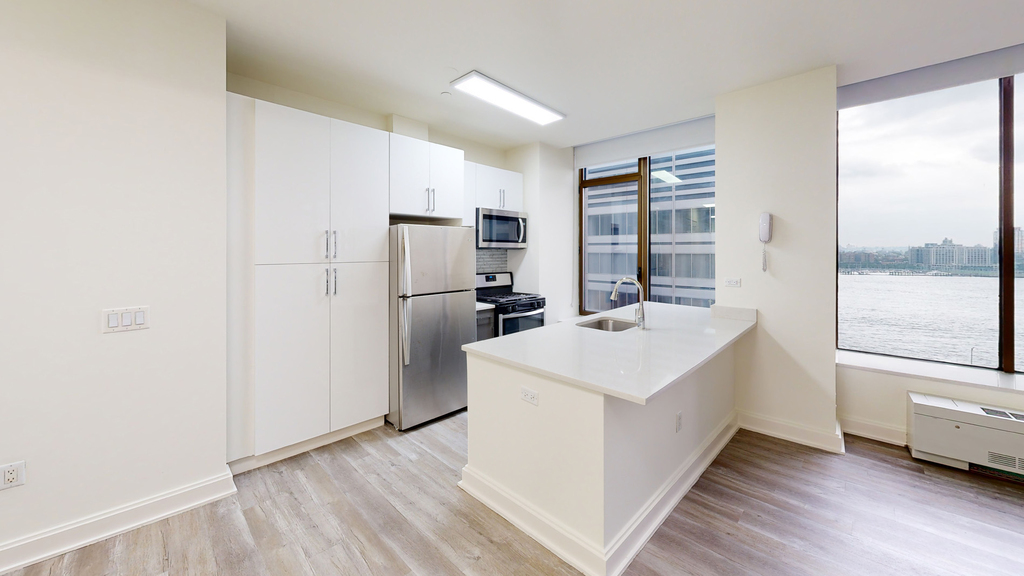 10 Hanover Square - Photo 1