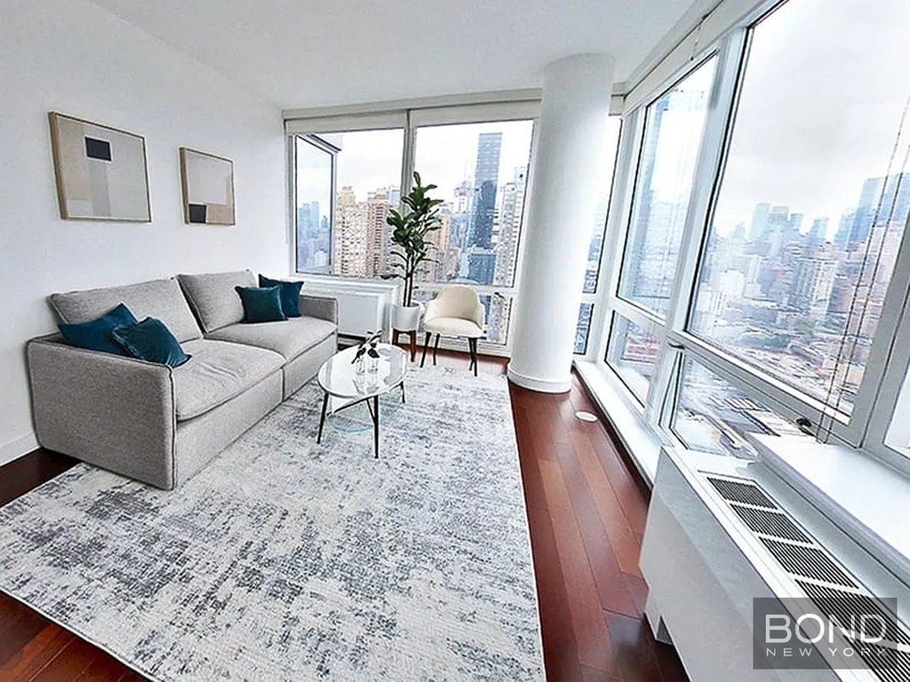 West 42nd Street - Photo 4
