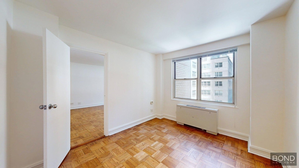 Eighth Avenue - Photo 2