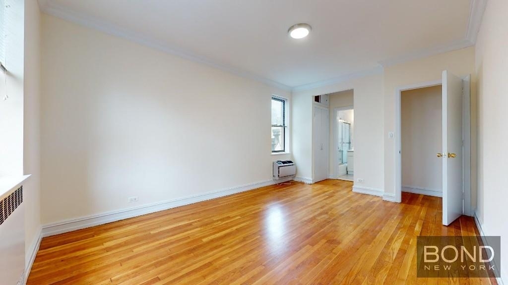 York Avenue - Photo 1
