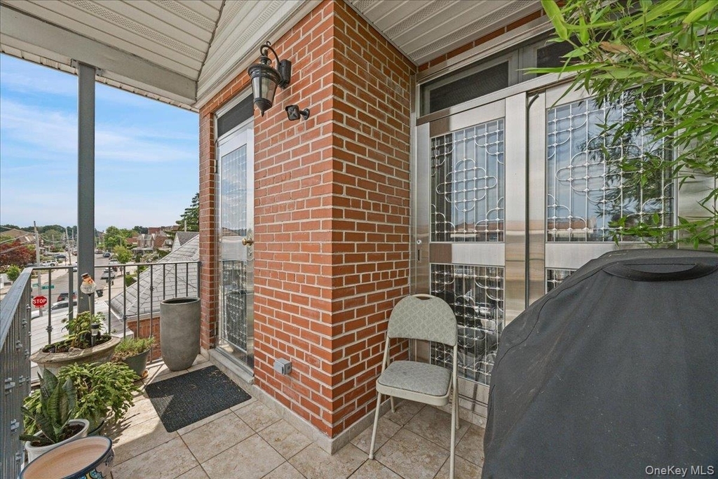 70-18 Calamus Avenue - Photo 4
