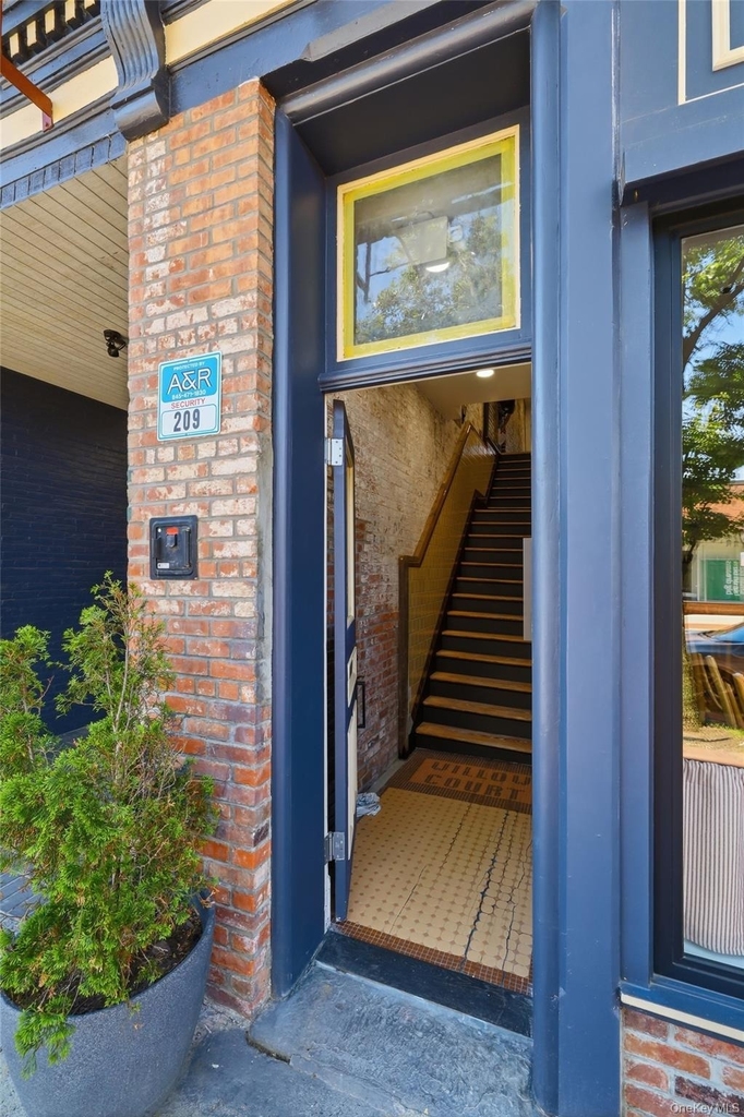 207 Main Street - Photo 2