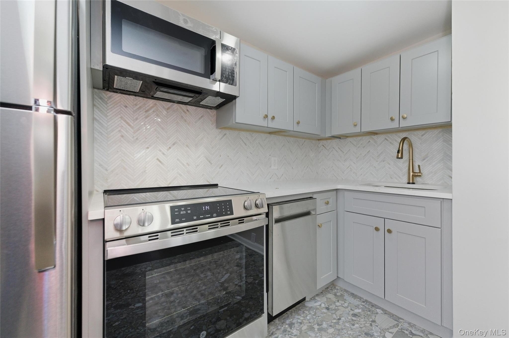 120 Maple Avenue - Photo 2