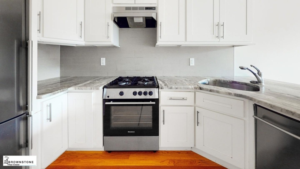 661 Henry Street - Photo 2
