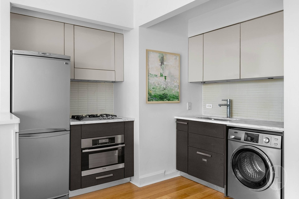 505 W 47th Street - Photo 2