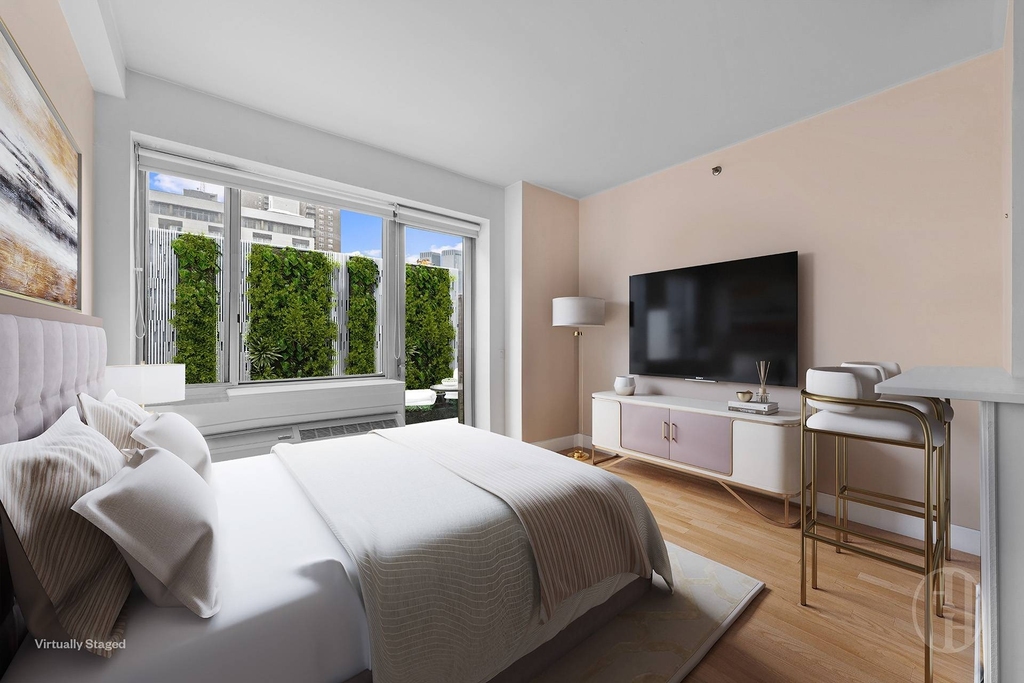 505 W 47th Street - Photo 0