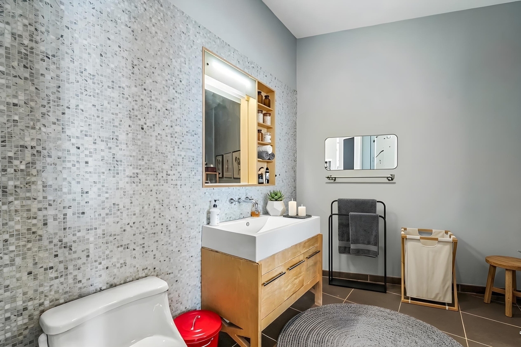 27-28 Thomson Avenue - Photo 9