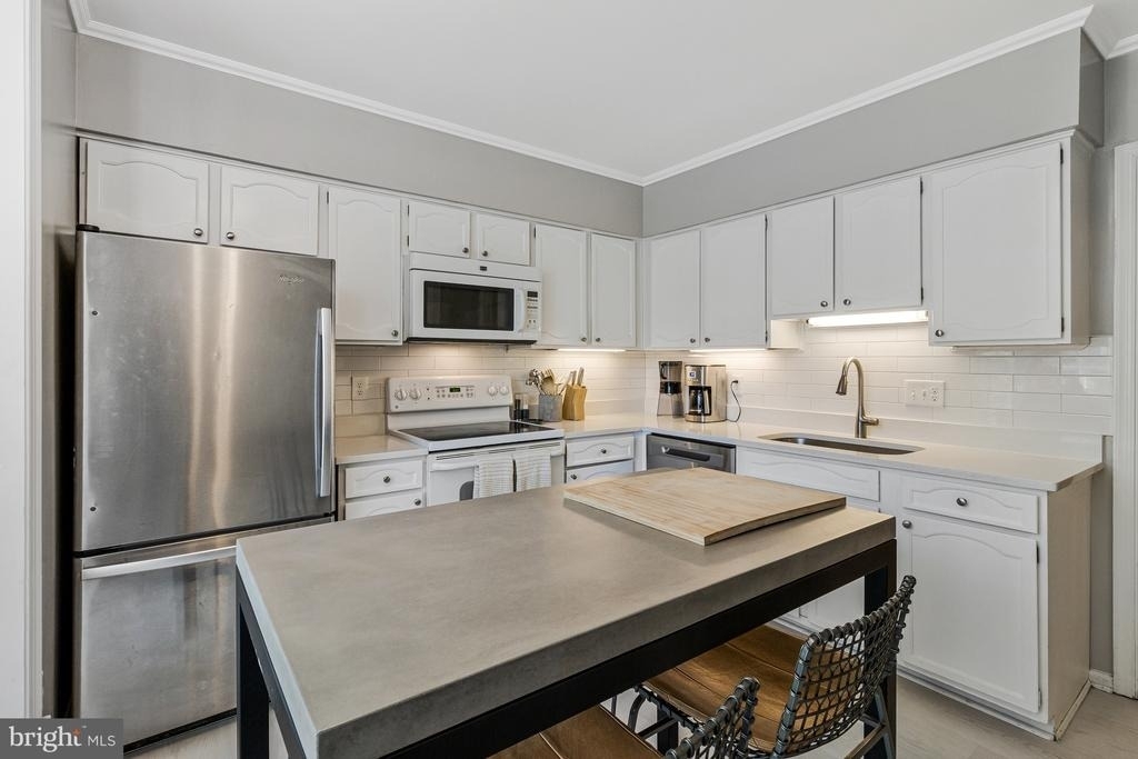 6806 Melrose Drive - Photo 3