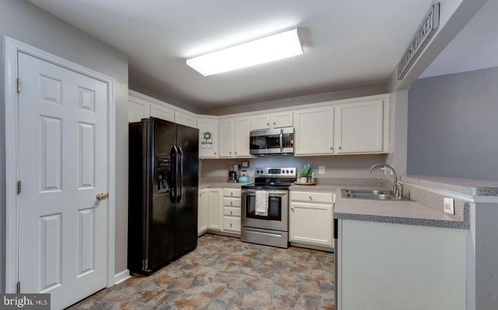 833 Gallows Court - Photo 2