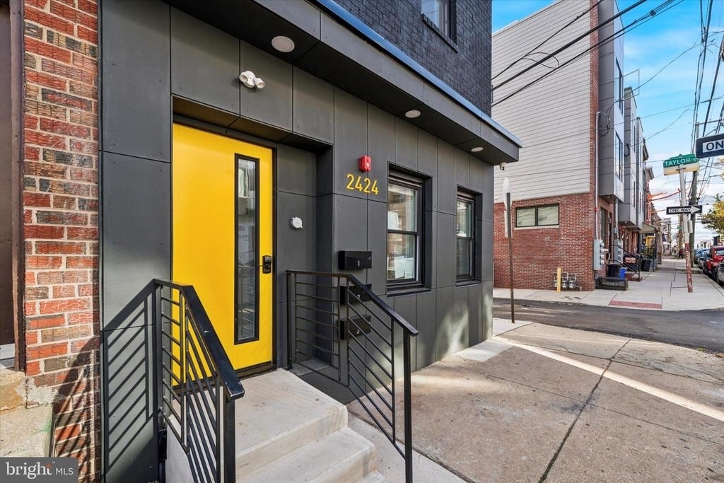 2424 W Thompson Street - Photo 1