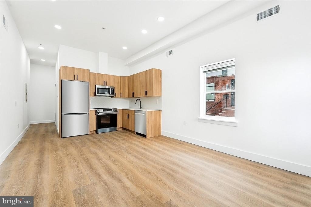 2424 W Thompson Street - Photo 2