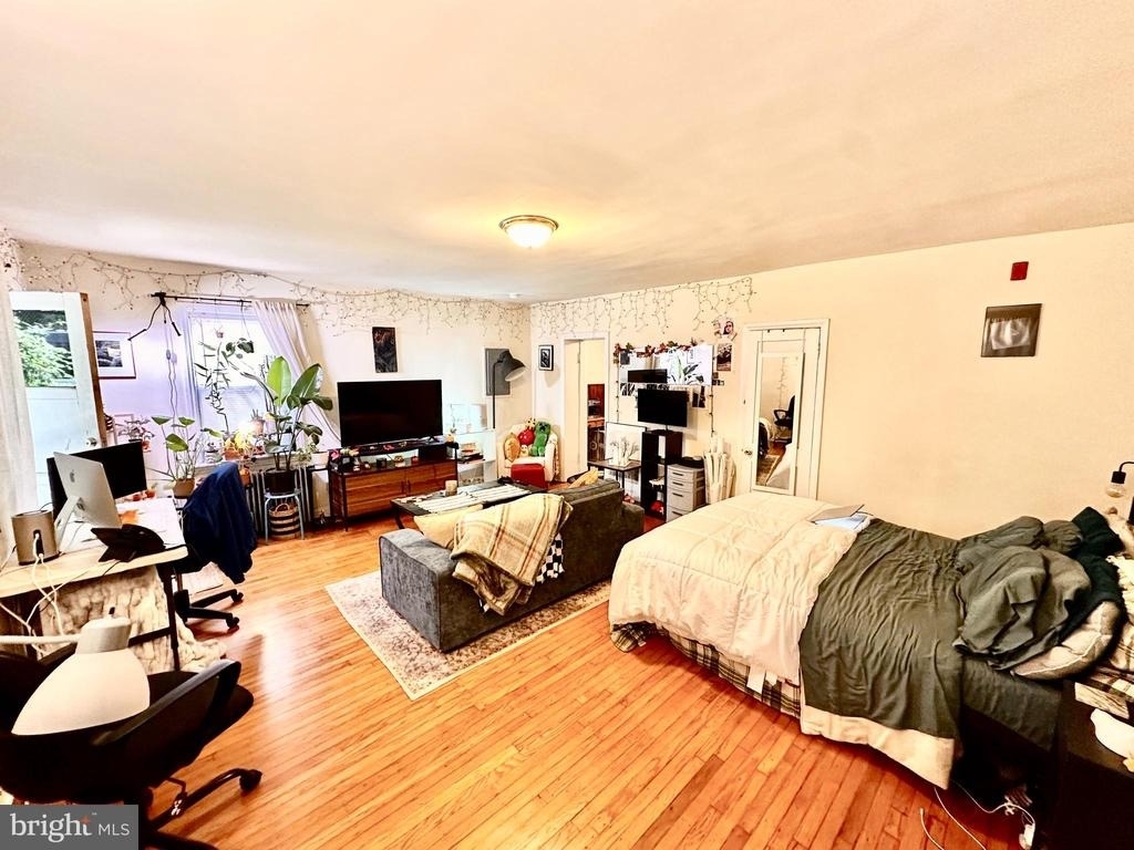 243 W Rittenhouse Street - Photo 2