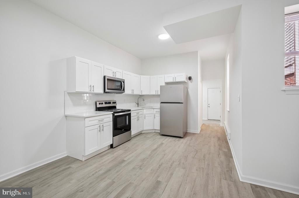 247 W Berkley Street - Photo 2