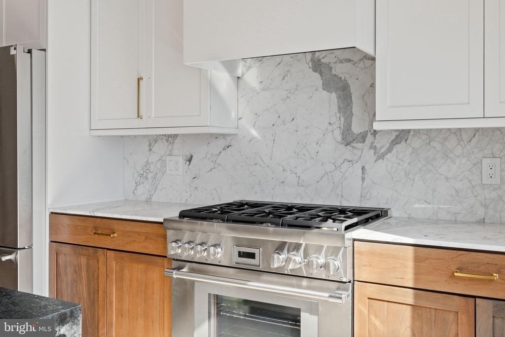 706 Latona Street - Photo 2