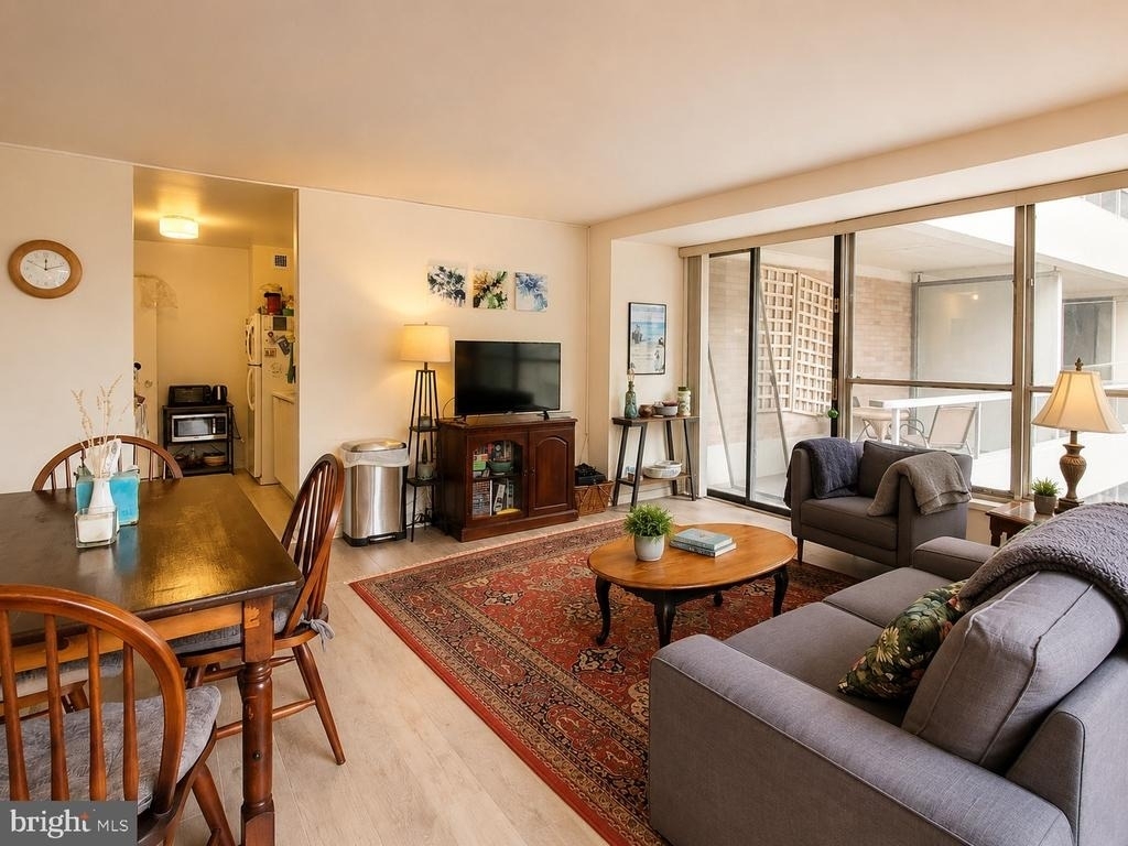 224 W Rittenhouse Square - Photo 2
