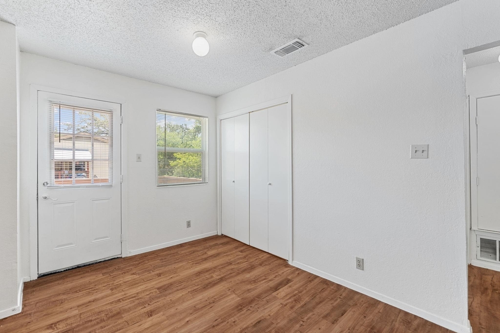 302 Algerita Dr - Photo 8