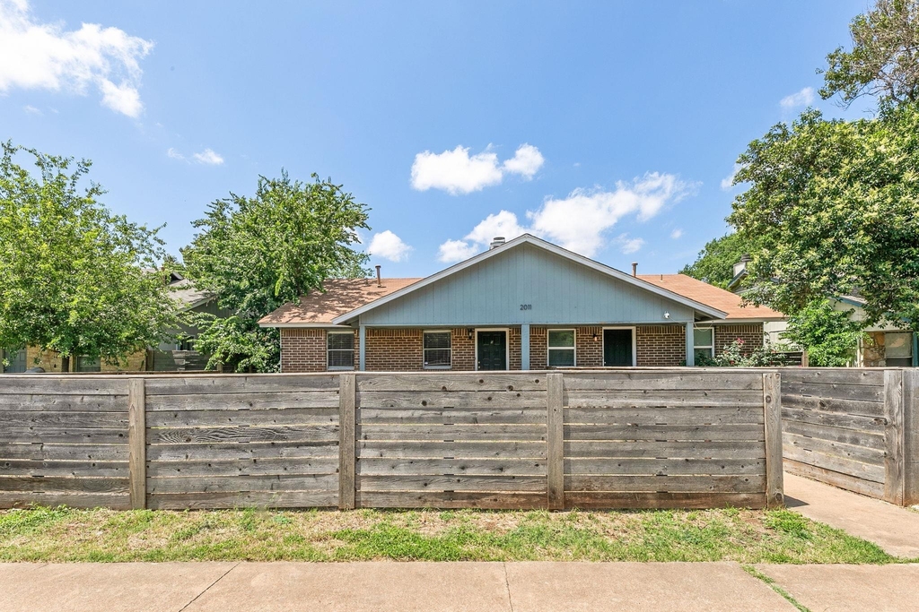 2011 E Stassney Ln - Photo 2