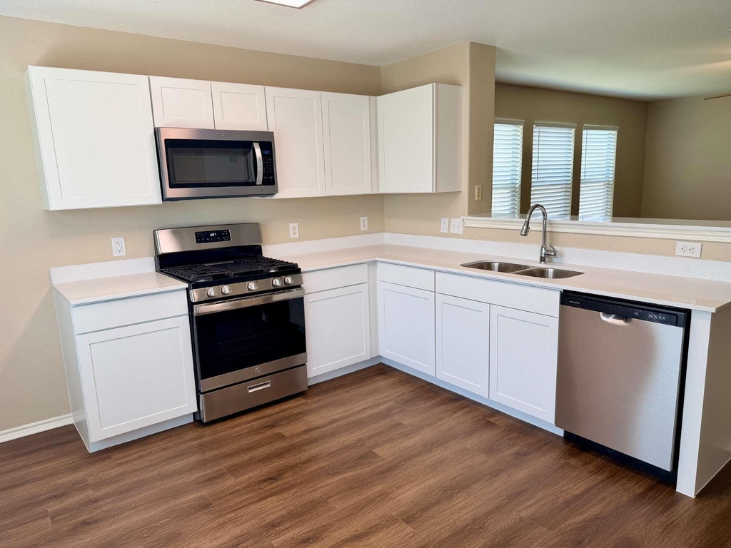 3403 Wickham Ln - Photo 4