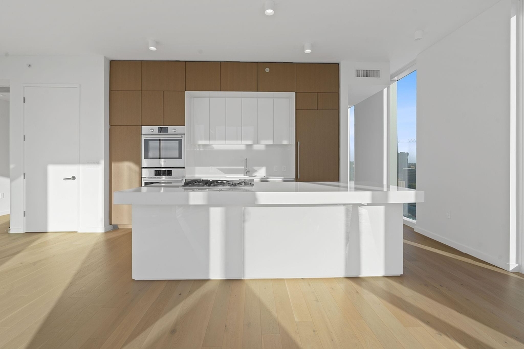 313 W 17th St - Photo 4