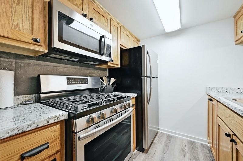 711 Eberhart Ln - Photo 2