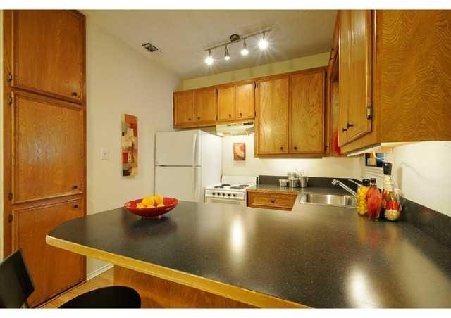 4401 Speedway - Photo 5