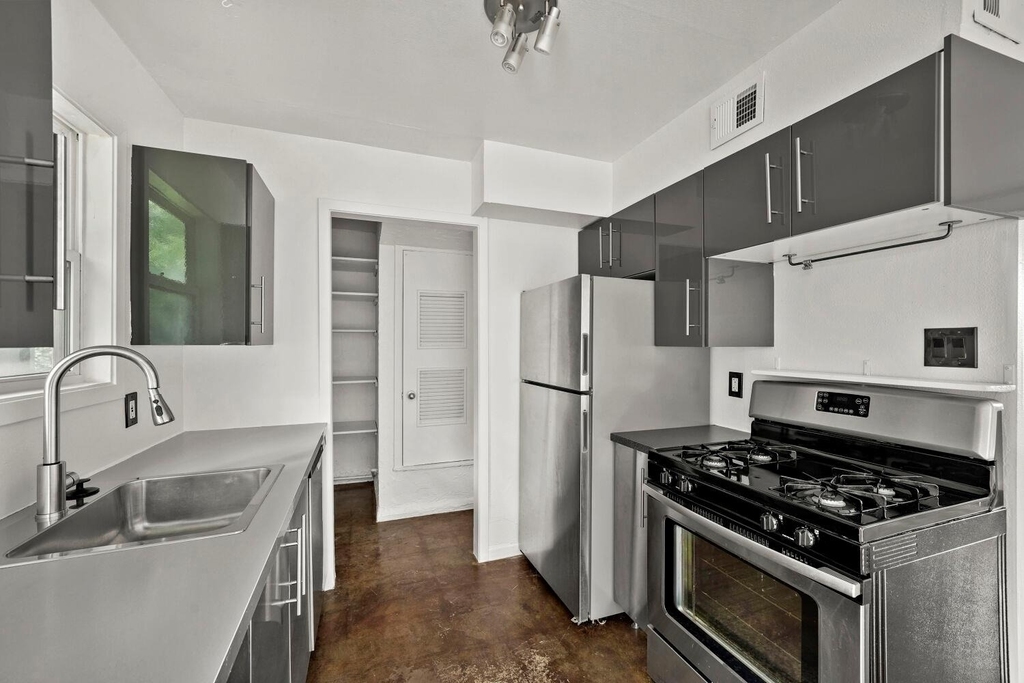 903 Aurora Cir - Photo 8