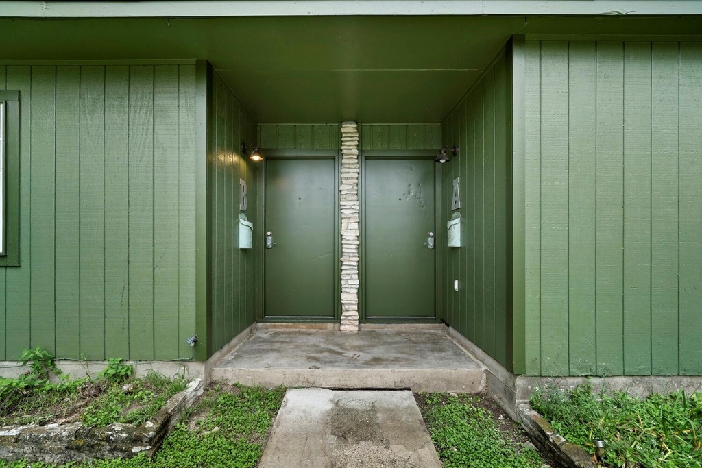 903 Aurora Cir - Photo 2