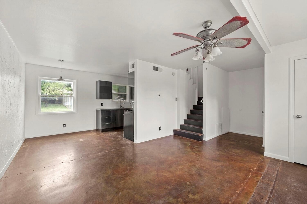 903 Aurora Cir - Photo 4