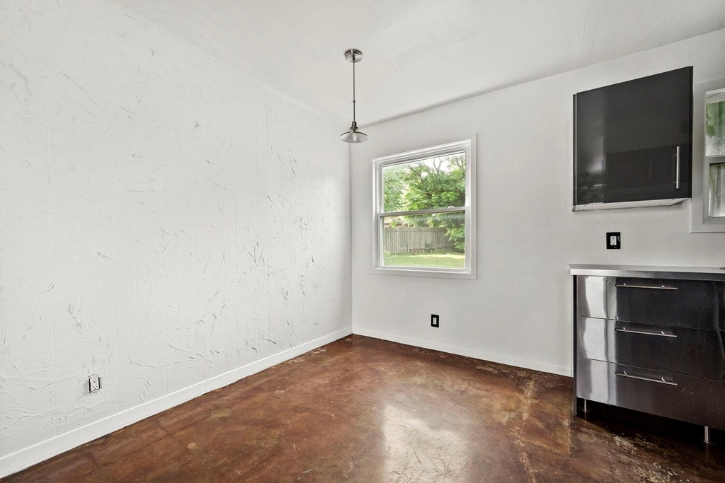 903 Aurora Cir - Photo 11
