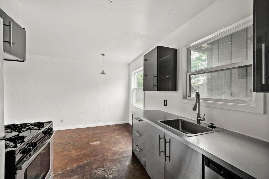 903 Aurora Cir - Photo 9