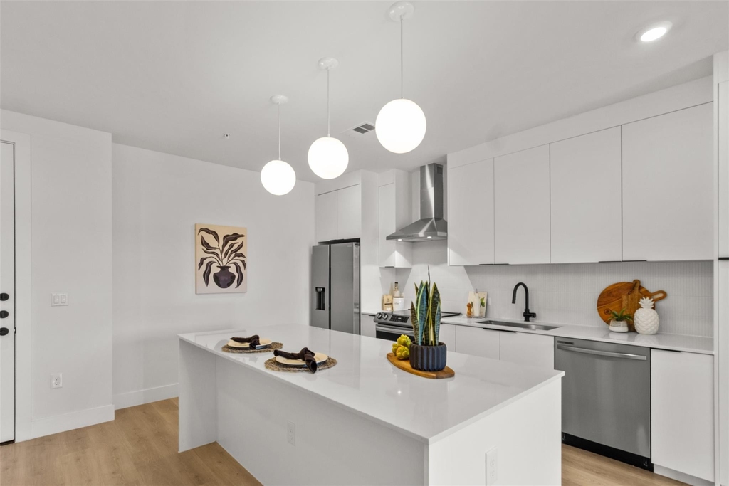 1701 Simond Ave - Photo 3