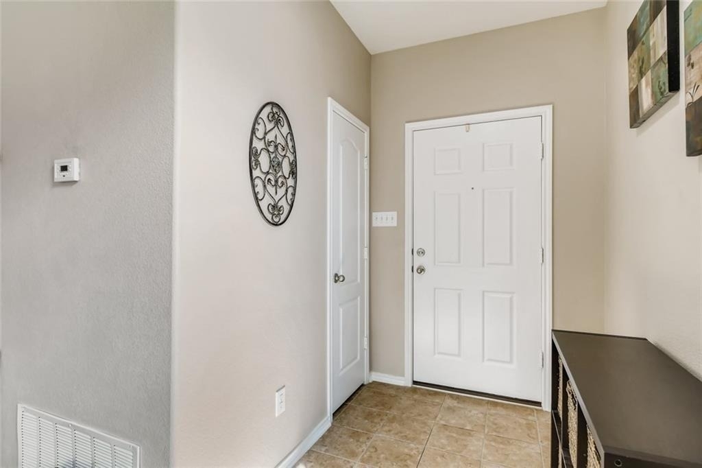 2240 Mccombs St - Photo 2