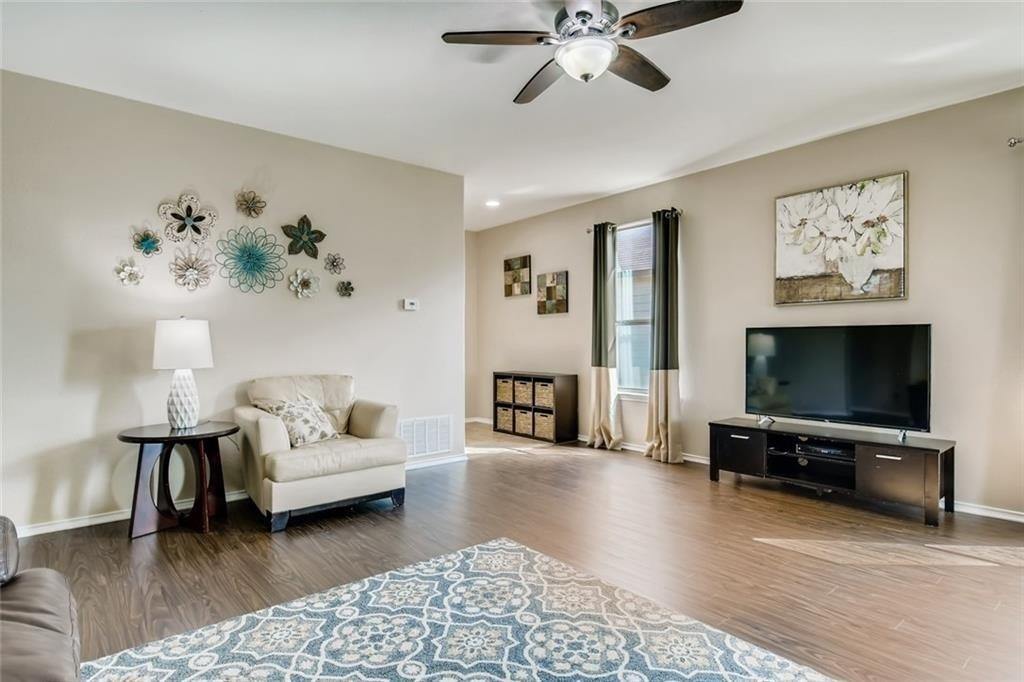 2240 Mccombs St - Photo 3