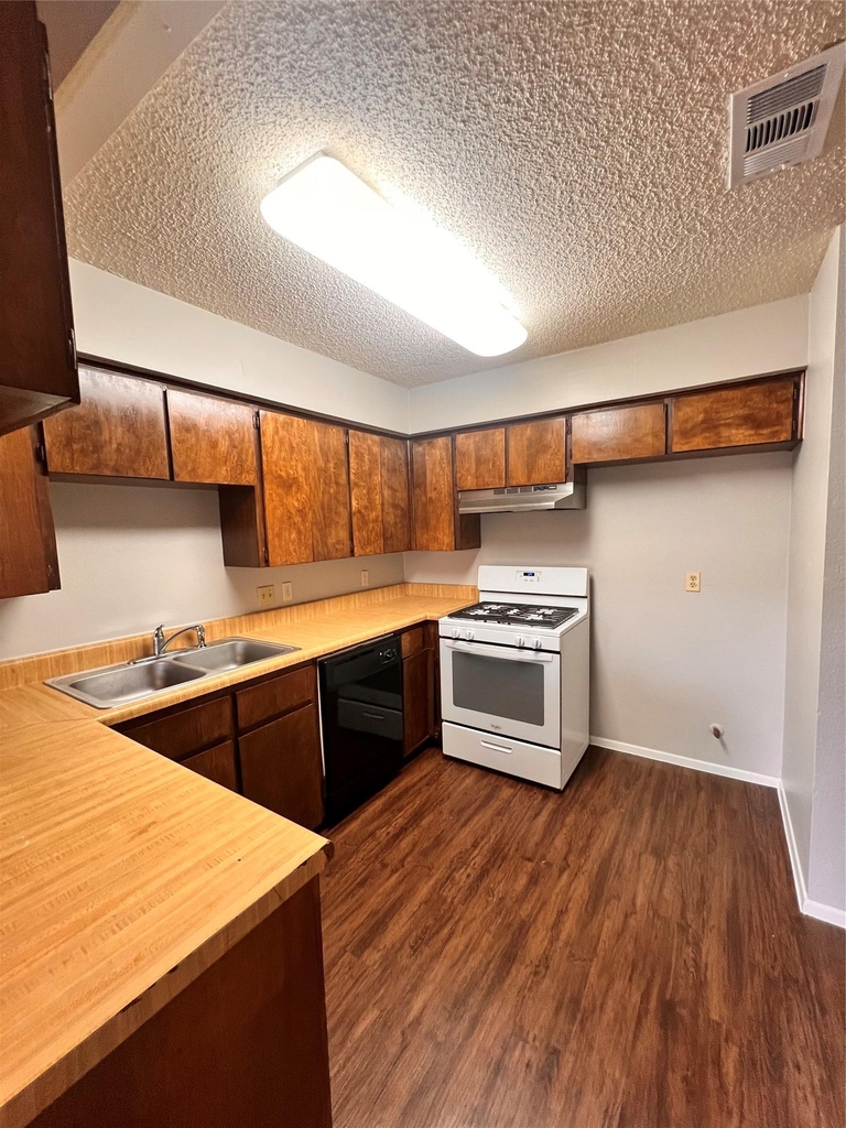 301 12th St - Photo 8