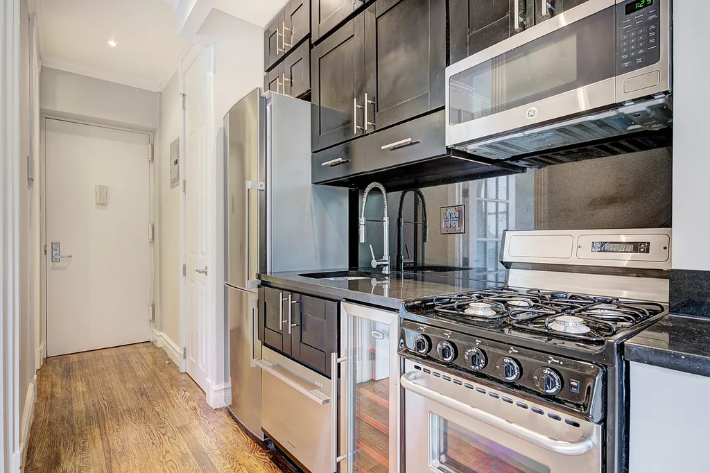 West 13th St & West 14th Street, New York, NY 10011 - Photo 6