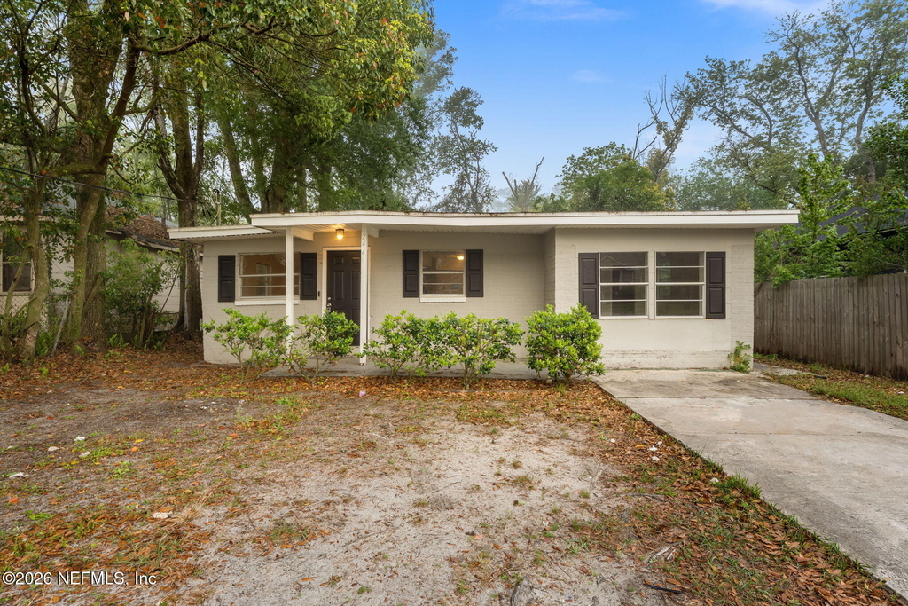 744 Mackinaw Street - Photo 0