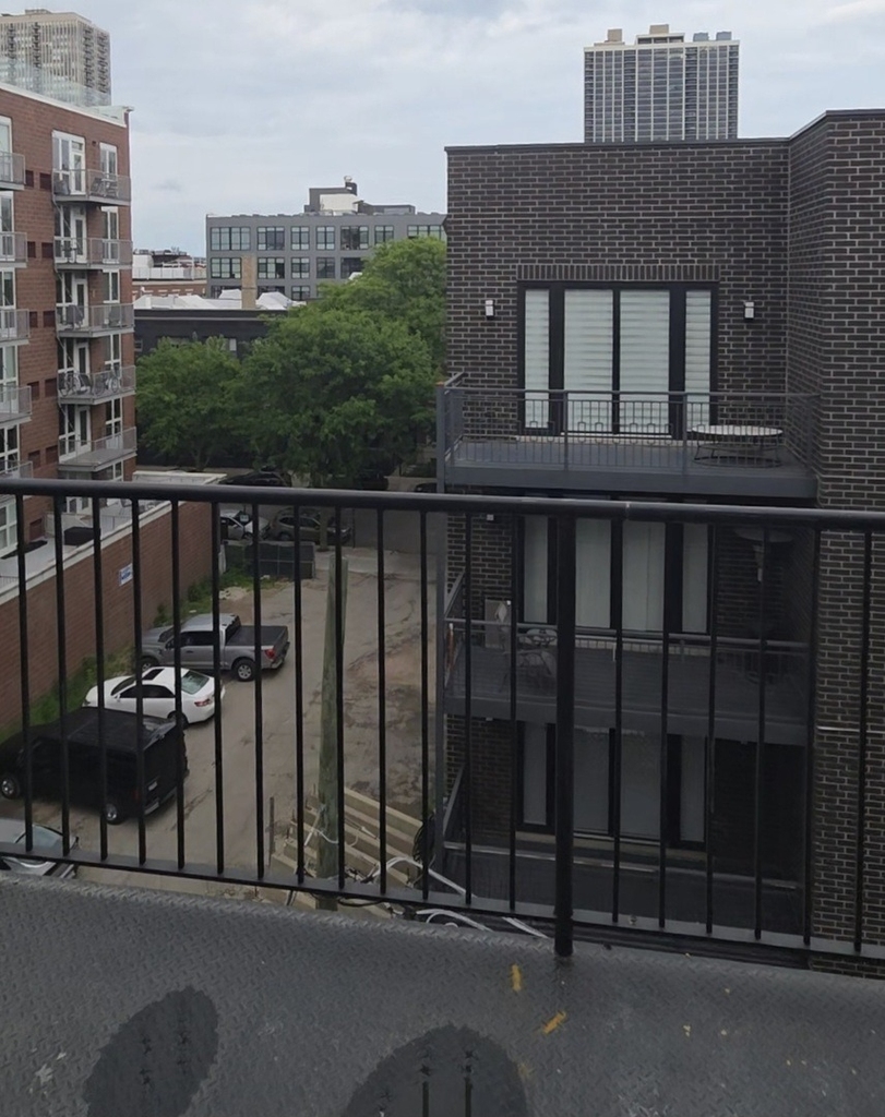 1537 N Orleans Avenue - Photo 2