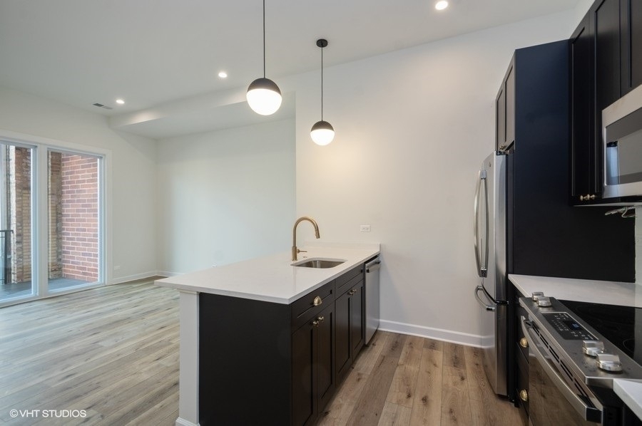 621 W Belmont Avenue - Photo 2