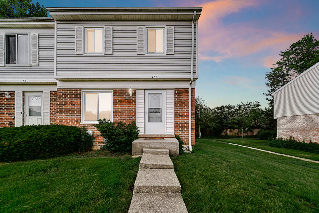 451 Yorkshire Square - Photo 2