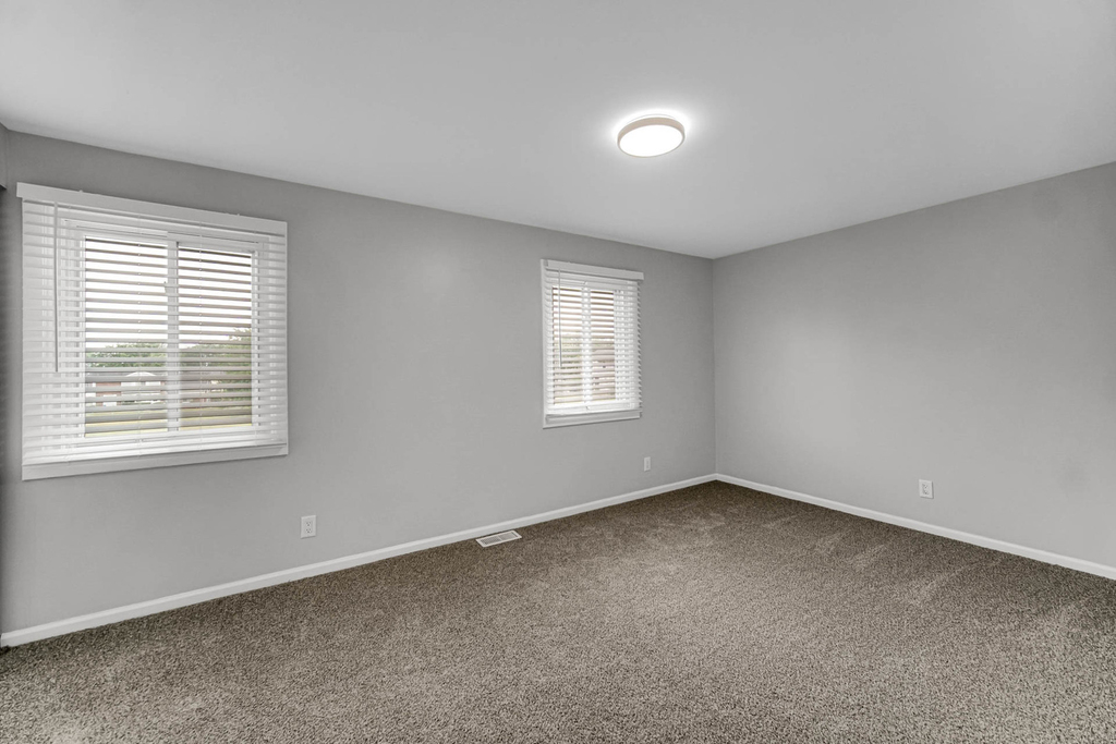 451 Yorkshire Square - Photo 8