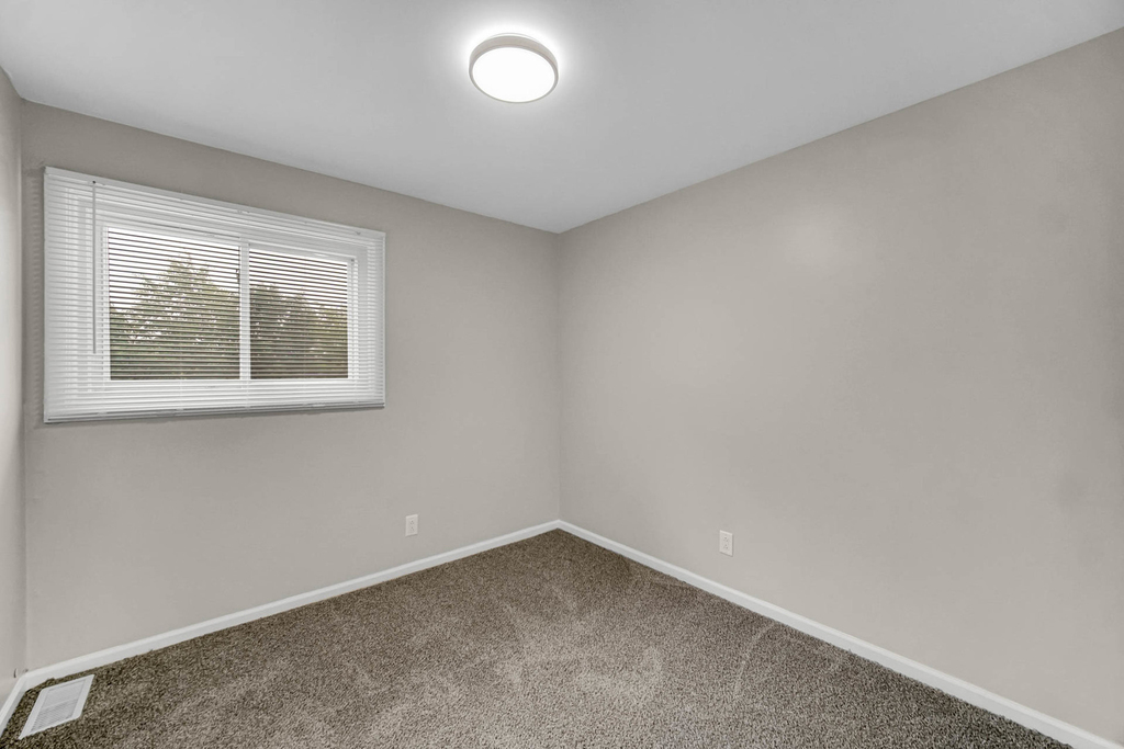 451 Yorkshire Square - Photo 11