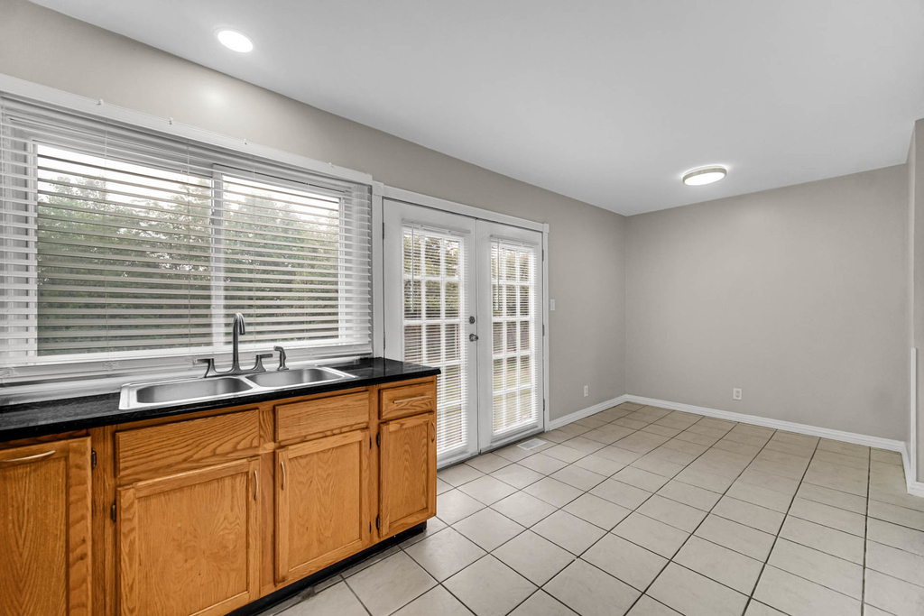 451 Yorkshire Square - Photo 4