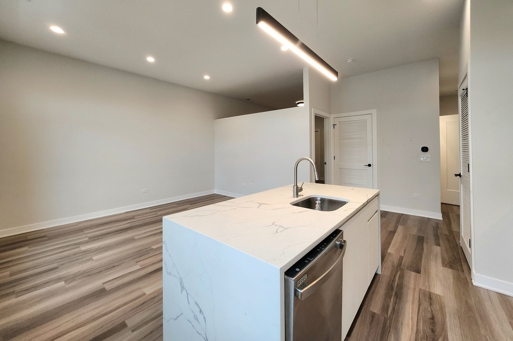 1348 W Roscoe Street - Photo 5