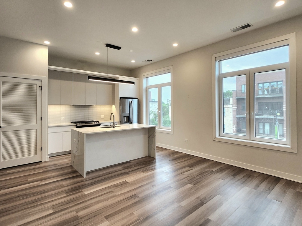 1348 W Roscoe Street - Photo 2