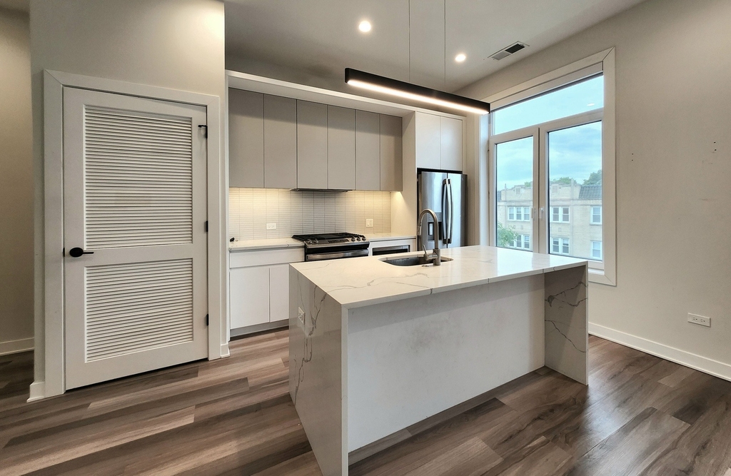 1348 W Roscoe Street - Photo 3