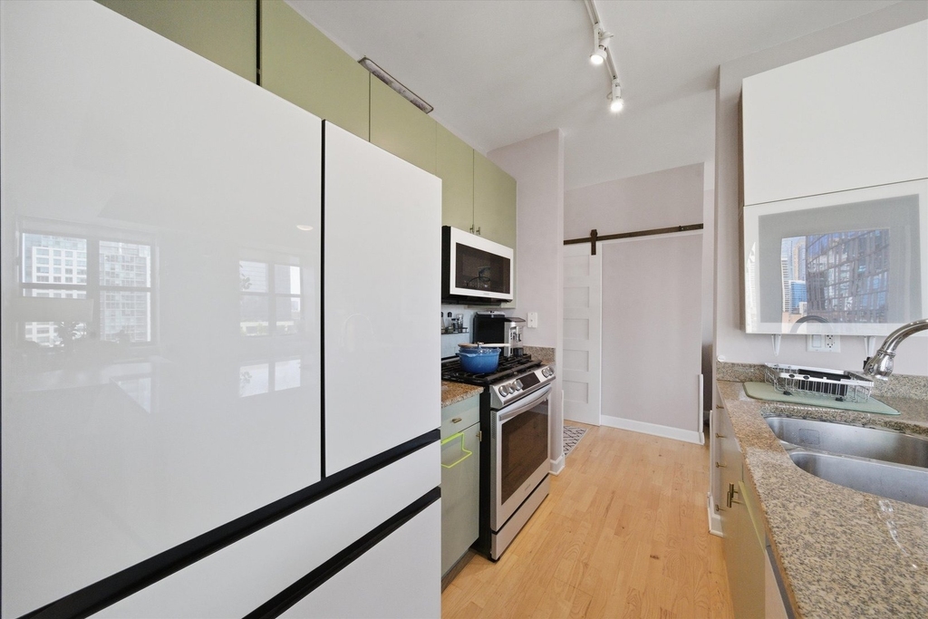 451 W Huron Street - Photo 10
