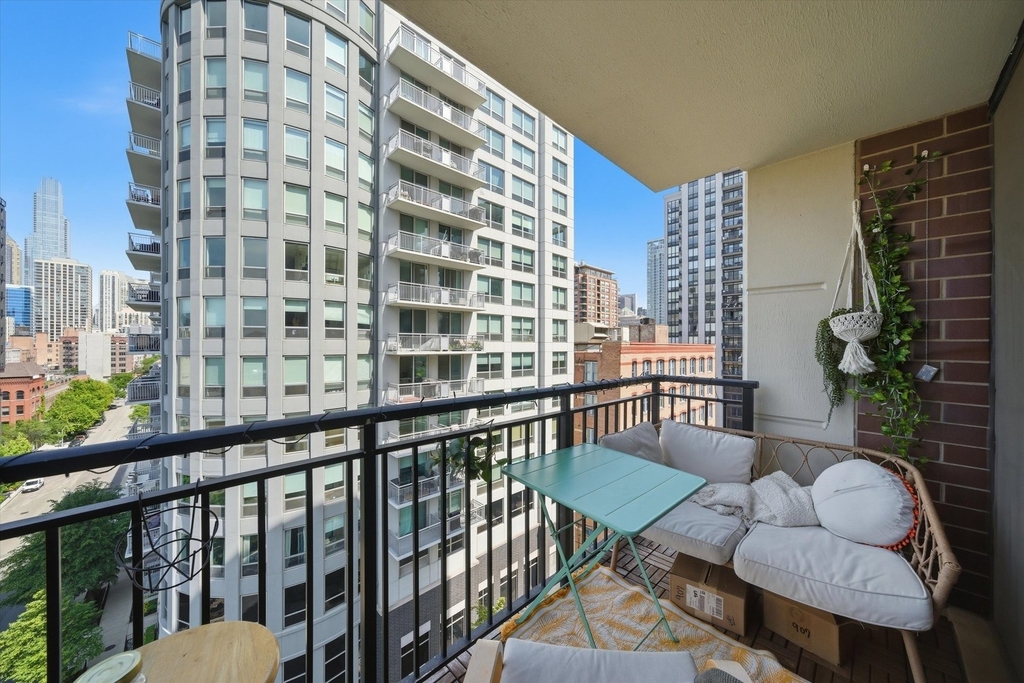 451 W Huron Street - Photo 4